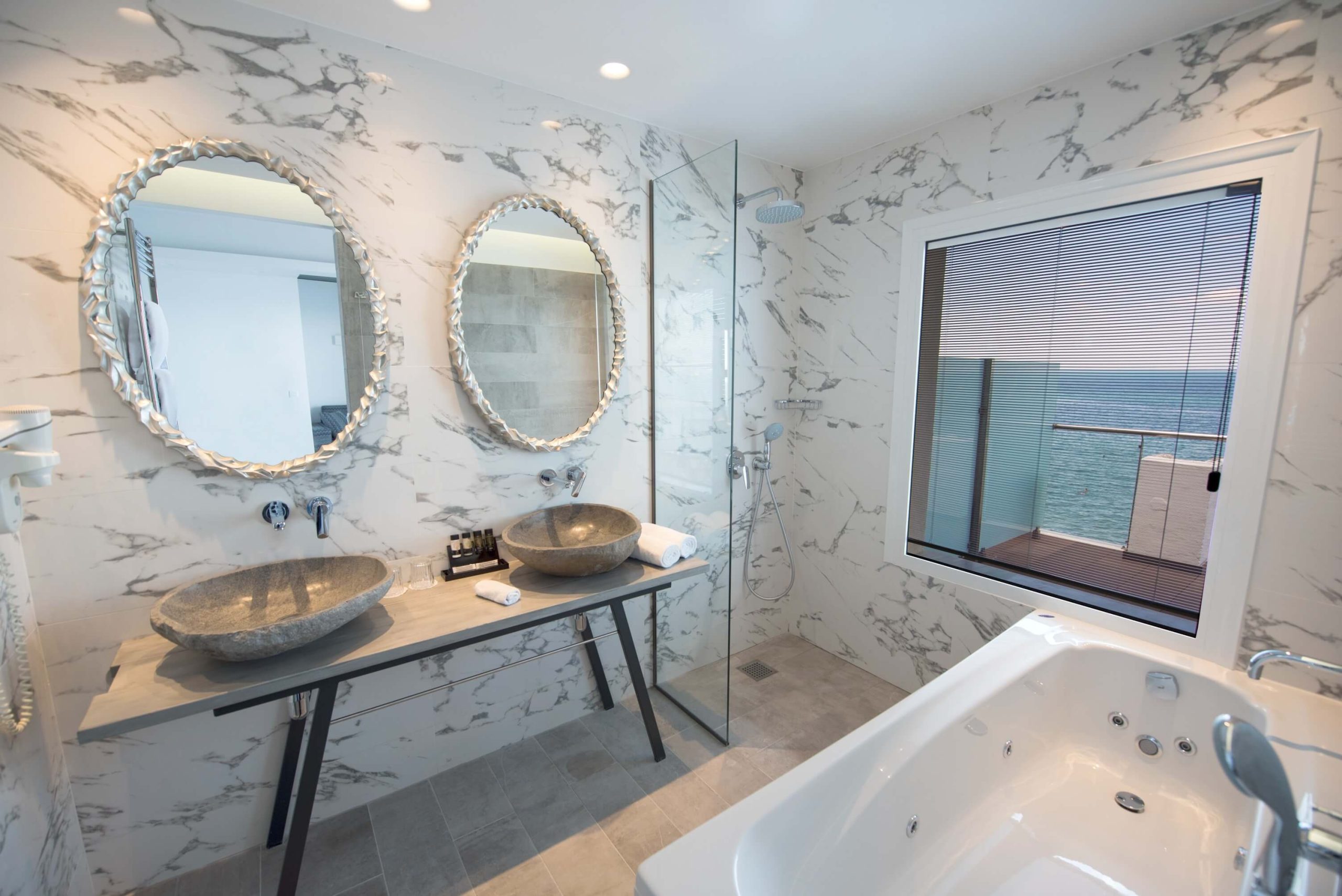 Aeolus Coco-mat Suite balcony