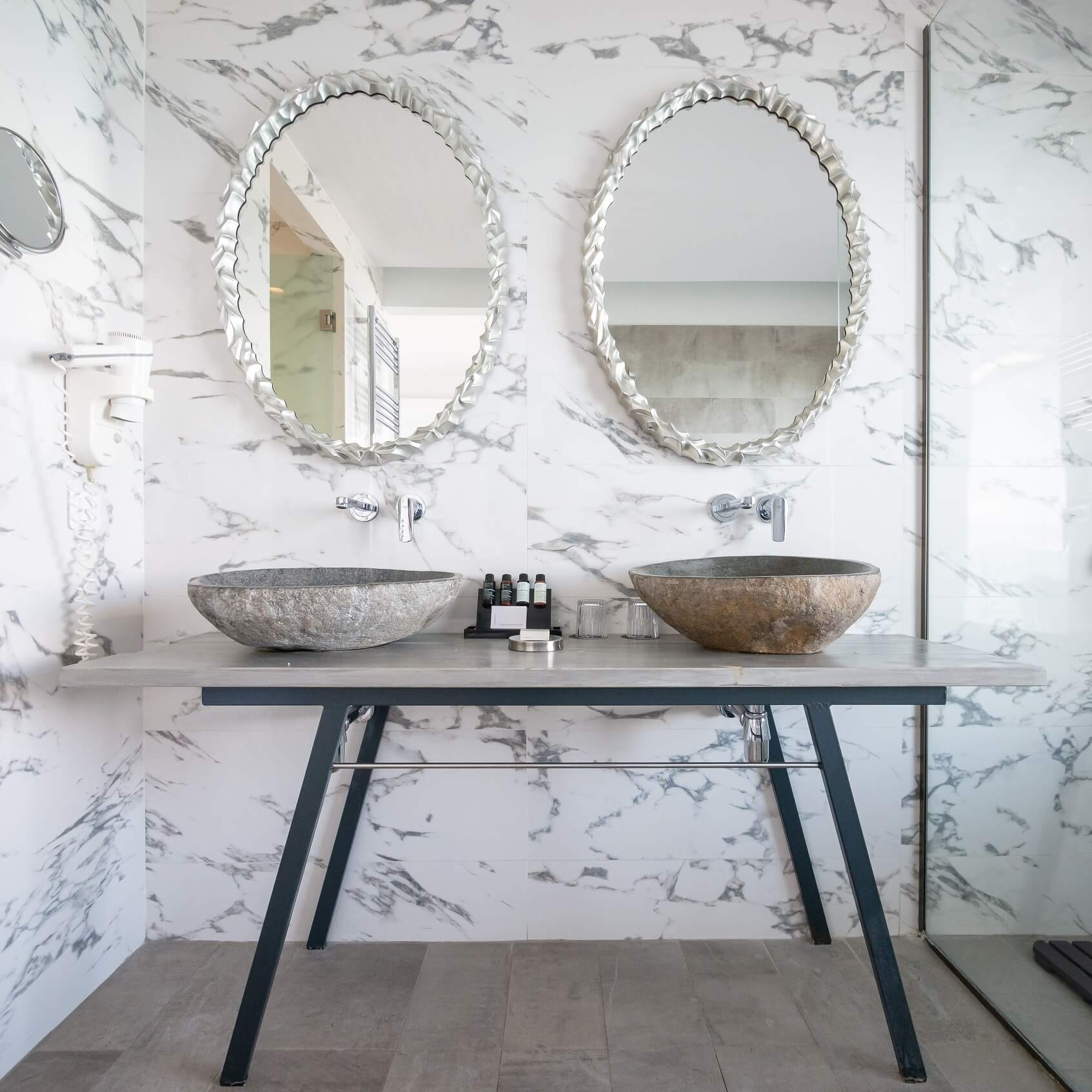 Aeolus Coco-mat Suite bathroom